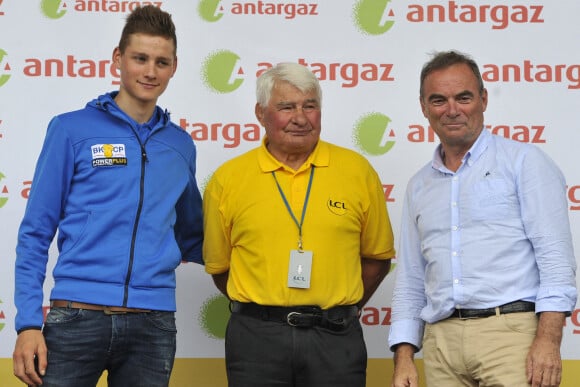 Archives - Mathieu Van Der Poel, Raymond Poulidor et Bernard Hinault. Le 25 juillet 2014. © Photo News / Panoramic / Bestimage