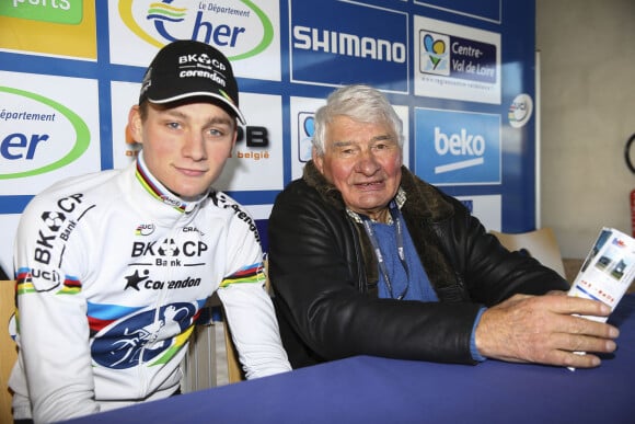 Archives - Raymond Poulidor et son petit-fils Mathieu Van Der Poel à l'occasion de la Coupe du Monde Elite Hommes à Lignieres, le 17 janvier 2016. © Gwendoline Le Goff / Panoramic / Bestimage