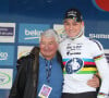 Raymond Poulidor et son petit-fils Mathieu Van Der Poel à l'occasion de la Coupe du Monde Elite Hommes à Lignieres. © Pelipon / Panoramic / Bestimage