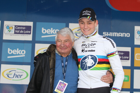 Raymond Poulidor et son petit-fils Mathieu Van Der Poel à l'occasion de la Coupe du Monde Elite Hommes à Lignieres. © Pelipon / Panoramic / Bestimage