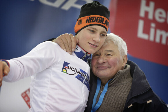 Archives - Raymond Poulidor et son petit-fils Mathieu van der Poel pendant la Coupe du Monde Elite Hommes à Heusden-Zolder en Belgique, le 26 décembre 2018. © Peter De Voecht / Panoramic / Bestimage