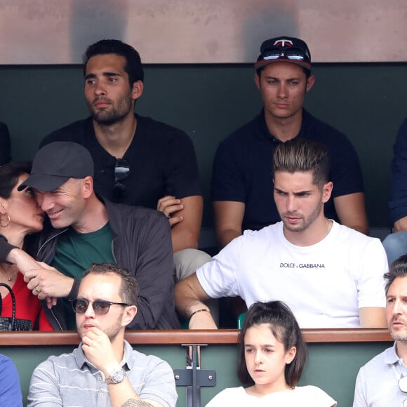 Zinédine Zidane, sa femme Véronique et leurs fils Luca et Enzo dans les tribunes des Internationaux de France de Tennis de Roland Garros à Paris, le 10 juin 2018. © Dominique Jacovides - Cyril Moreau/Bestimage