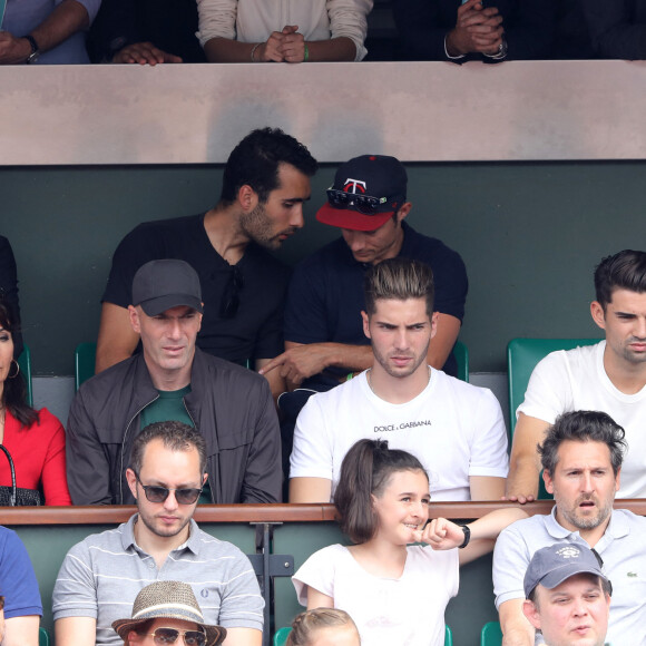 Zinédine Zidane, sa femme Véronique et leurs fils Luca et Enzo dans les tribunes des Internationaux de France de Tennis de Roland Garros à Paris, le 10 juin 2018. © Dominique Jacovides - Cyril Moreau/Bestimage