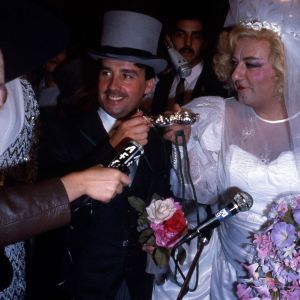 Mariage de Coluche et Thierry Le Luron à Paris, le 25 novembre 1985.