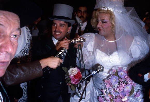 Mariage de Coluche et Thierry Le Luron à Paris, le 25 novembre 1985.