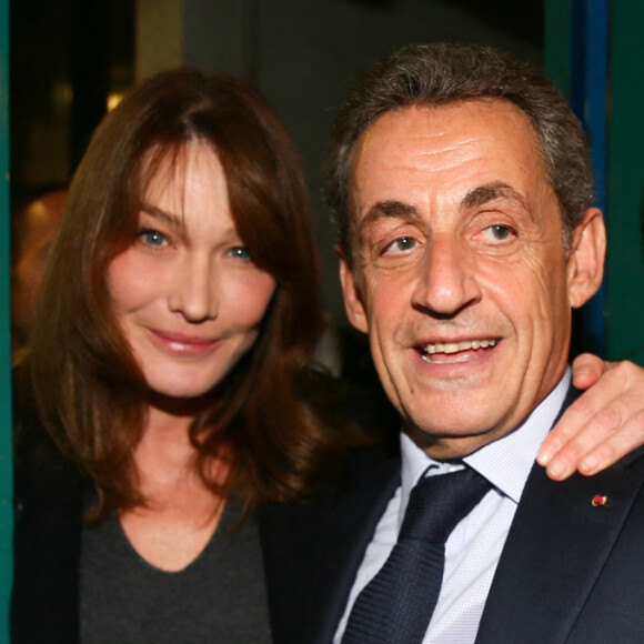 Carla Bruni-Sarkozy et son mari Nicolas Sarkozy - Carla Bruni-Sarkozy assiste au meeting de son mari Nicolas Sarkozy à Saint-Maur-des-Fossés