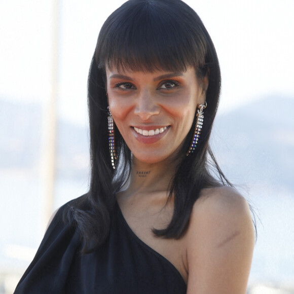 Shy'm (Tamara Marthe) au photocall de la série "Cannes confidential" lors de la 5ème saison du festival International des Séries "Canneseries" à Cannes le 5 avril 2022. © Denis Guignebourg / Bestimage 