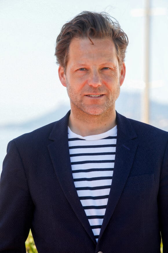 Jamie Bamber au photocall de la série "Cannes confidential" lors de la 5ème saison du festival International des Séries "Canneseries" à Cannes le 5 avril 2022. © Denis Guignebourg / Bestimage 
