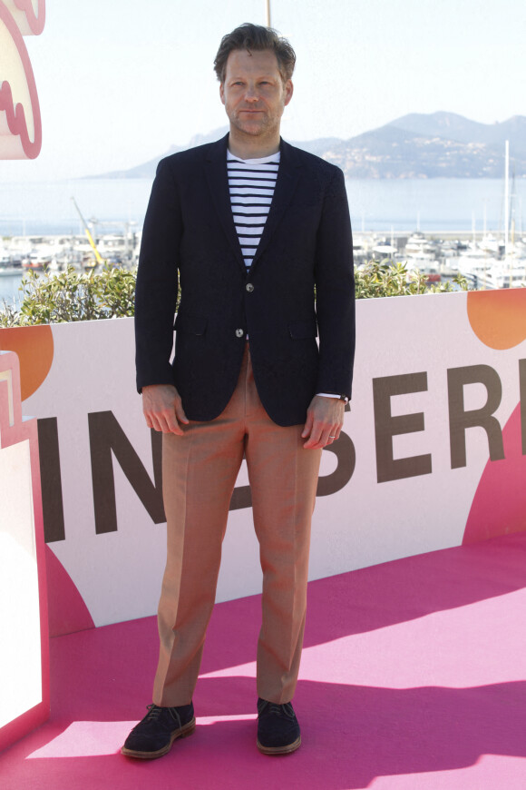 Jamie Bamber au photocall de la série "Cannes confidential" lors de la 5ème saison du festival International des Séries "Canneseries" à Cannes le 5 avril 2022. © Denis Guignebourg / Bestimage 