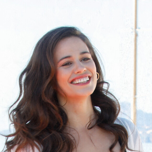 Lucie Lucas au photocall de la série "Cannes confidential" lors de la 5ème saison du festival International des Séries "Canneseries" à Cannes le 5 avril 2022. © Denis Guignebourg / Bestimage 