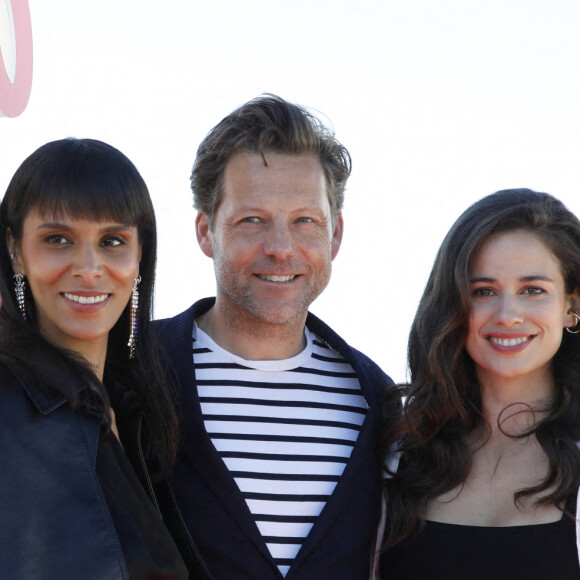 Shy'm (Tamara Marthe), Jamie Bamber et Lucie Lucas au photocall de la série "Cannes confidential" lors de la 5ème saison du festival International des Séries "Canneseries" à Cannes le 5 avril 2022. © Denis Guignebourg / Bestimage 