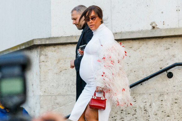Amel Bent, enceinte, à la sortie du défilé femme Giambattista Valli. Paris, le 7 mars 2022. © Veeren-Clovis/Bestimage