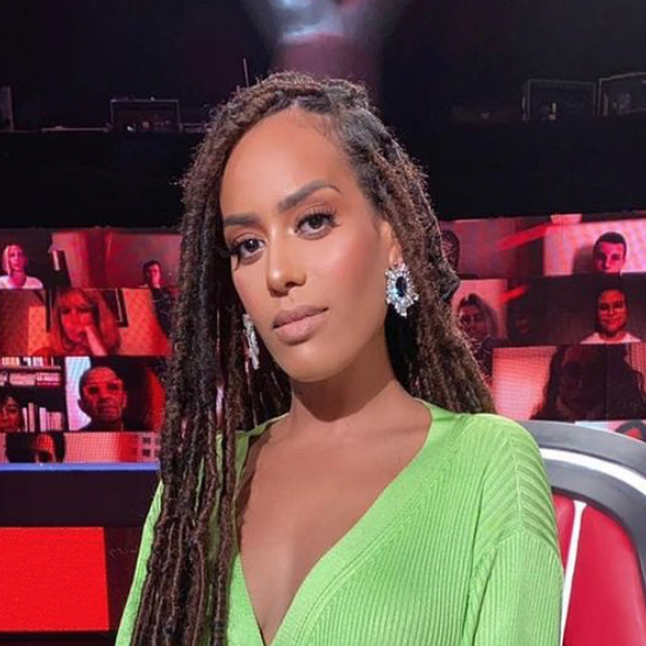 Amel Bent réalise un véritable défilé de mode dans l'émission "The Voice". Son dernier look en date a fait réagir les internautes !