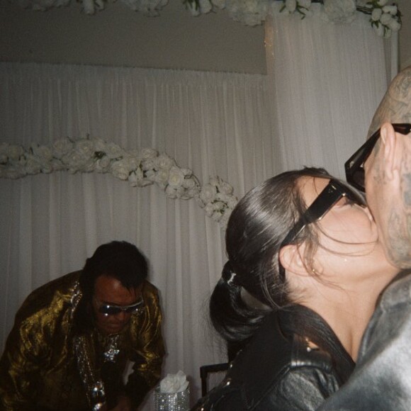 Kourtney Kardashian a dévoilé des photos de son mariage avec Travis Barker célébré à Las Vegas dans la nuit du 3 au 4 avril 2022.