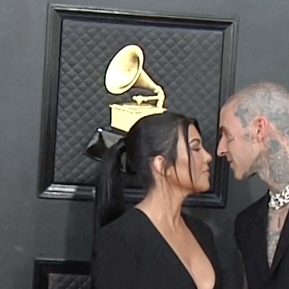 Kourtney Kardashian et son compagnon Travis Barker au photocall de la 64ème édition des Grammy Awards au MGM Grand Garden à Las Vegas, Nevada, Etats-Unis, le 3 avril 2022. 