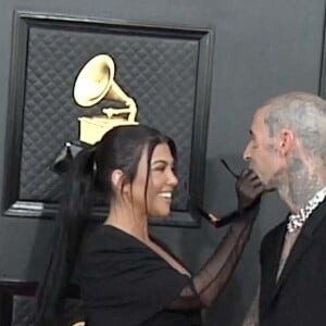 Kourtney Kardashian et son compagnon Travis Barker au photocall de la 64ème édition des Grammy Awards au MGM Grand Garden à Las Vegas, Nevada, Etats-Unis, le 3 avril 2022. 