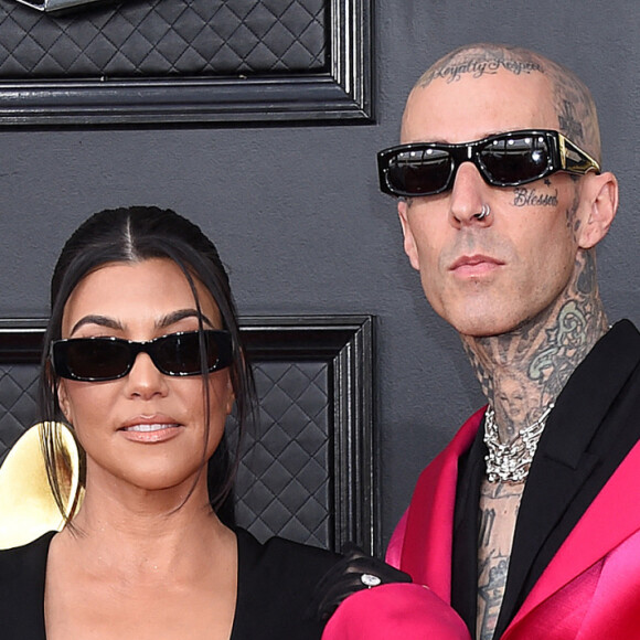 Kourtney Kardashian et son compagnon Travis Barker au photocall de la 64ème édition des Grammy Awards au MGM Grand Garden à Las Vegas le 3 avril 2022. 