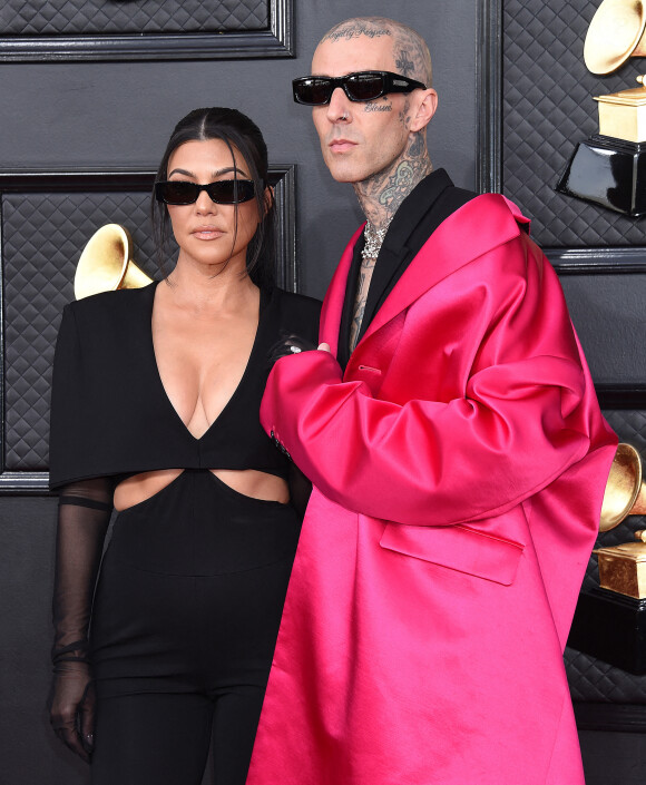 Kourtney Kardashian et son compagnon Travis Barker au photocall de la 64ème édition des Grammy Awards au MGM Grand Garden à Las Vegas le 3 avril 2022. 