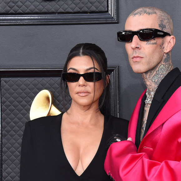 Kourtney Kardashian et son compagnon Travis Barker au photocall de la 64ème édition des Grammy Awards au MGM Grand Garden à Las Vegas le 3 avril 2022. 
