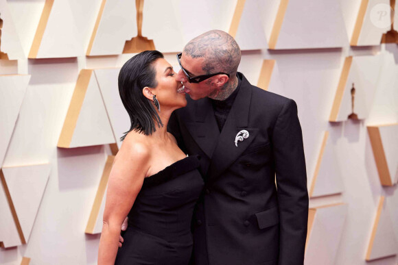 Kourtney Kardashian et Travis Barker lors de la 94ème édition de la cérémonie des Oscars au théâtre Dolby, à Los Angeles, Californie, Etats-Unis, le 27 mars 2022. 