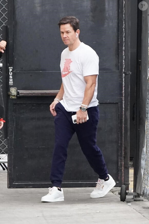 Mark Wahlberg à la sortie de l'émission Jimmy Kimmel Live dans le quartier de Hollywood à Los Angeles, le 27 février 2020