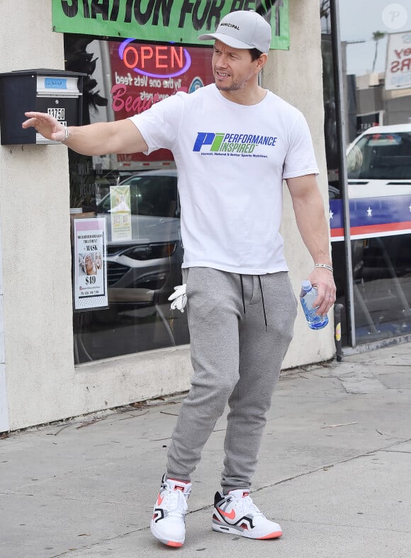 Mark Wahlberg arrive à la salle de gym F45 à Los Angeles.