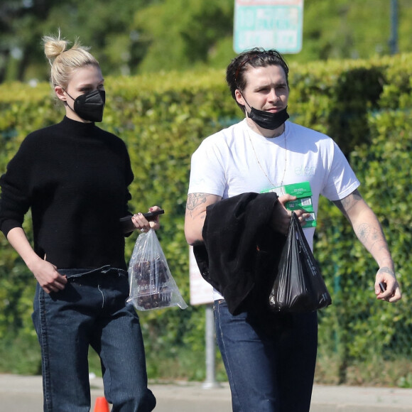 Exclusif - Brooklyn Beckham et sa fiancée Nicola Peltz font leurs courses à Beverly Hills le 13 mars 2022.