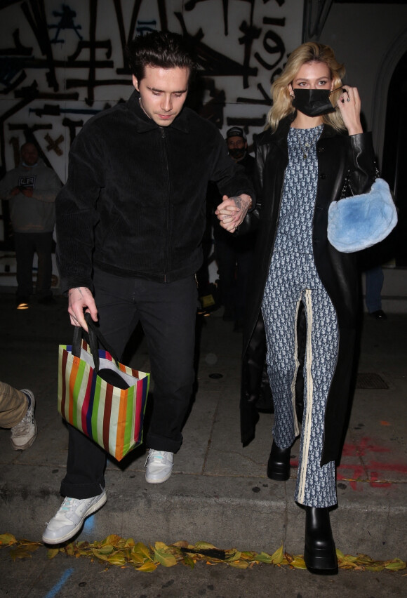 Brooklyn Beckham et sa fiancée Nicola Peltz arrivent au restaurant Craig à West Hollywood le 15 février 2022.