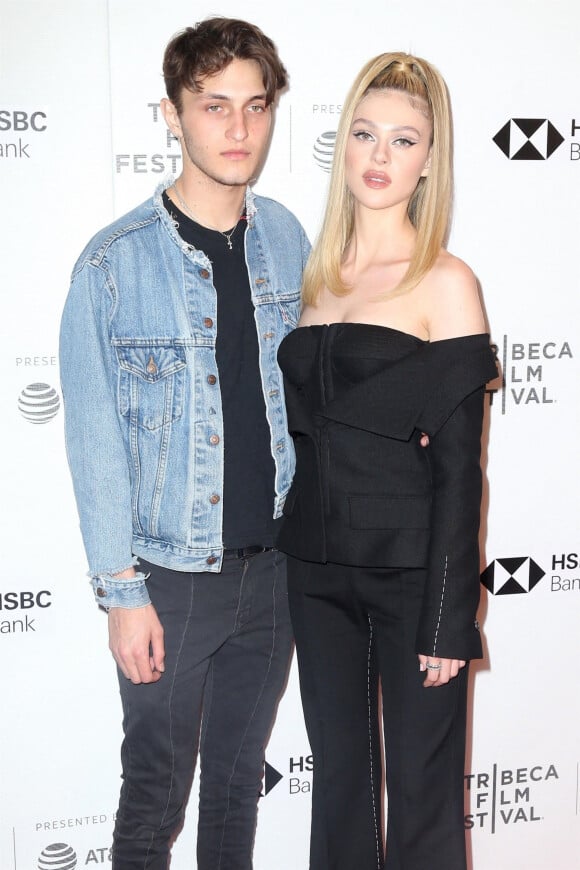 Anwar Hadid et sa compagne Nicola Peltz - Première de "Backroads" à l'occasion du festival du film de Tibeca à New York, le 20 avril 2018.