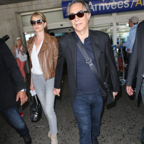 Richard Berry et sa femme Pascal Louange arrivent à l'aéroport de Nice dans le cadre du 70ème Festival International du Film de Cannes, le 17 mai 2017. 