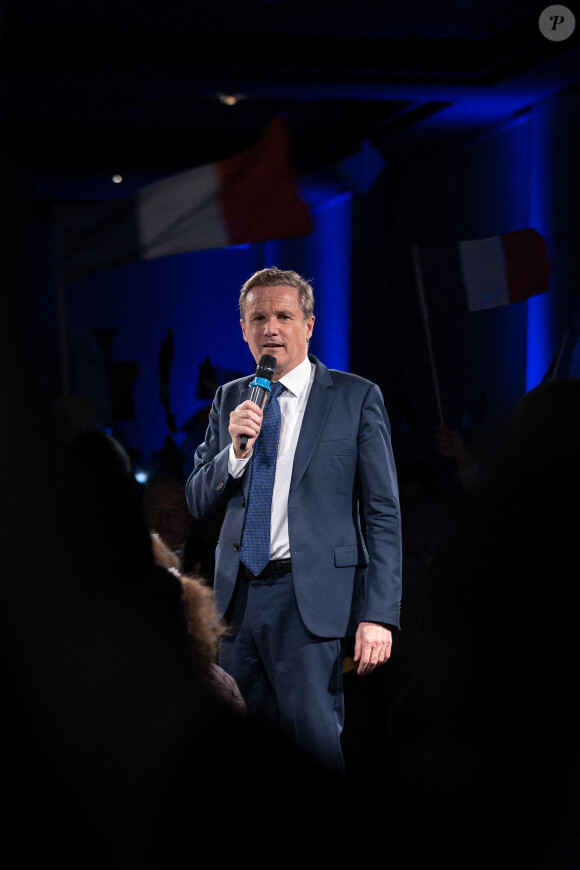 Meeting de Nicolas Dupont-Aignan (président de "Debout la France" et candidat à l'élection présidentielle) à Paris le 6 avril 2022
