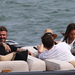 David Beckham, son fils Roméo avec sa petite amie Mia Regan profitent d'une promenade en bateau avec des amis à Miami avant le mariage de Brooklyn le 7 avril 2022. 