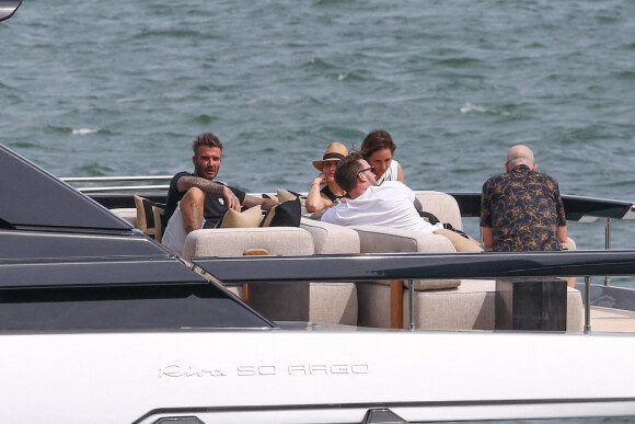 David Beckham, son fils Roméo avec sa petite amie Mia Regan profitent d'une promenade en bateau avec des amis à Miami avant le mariage de Brooklyn le 7 avril 2022. 