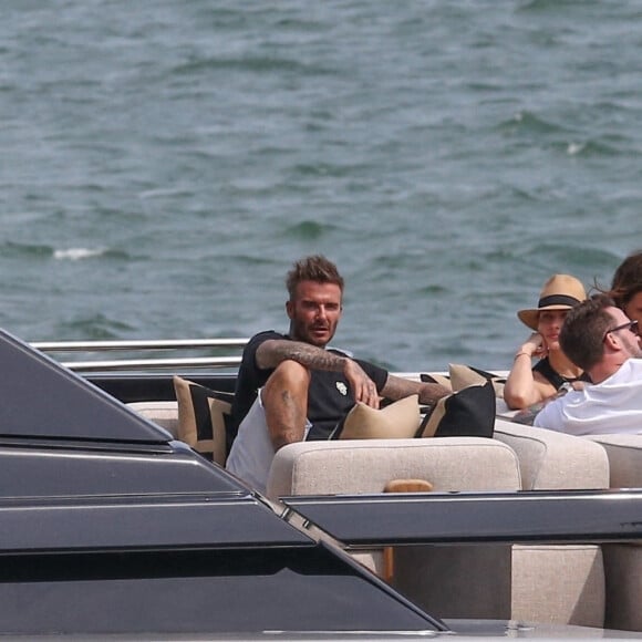 David Beckham, son fils Roméo avec sa petite amie Mia Regan profitent d'une promenade en bateau avec des amis à Miami avant le mariage de Brooklyn le 7 avril 2022. 