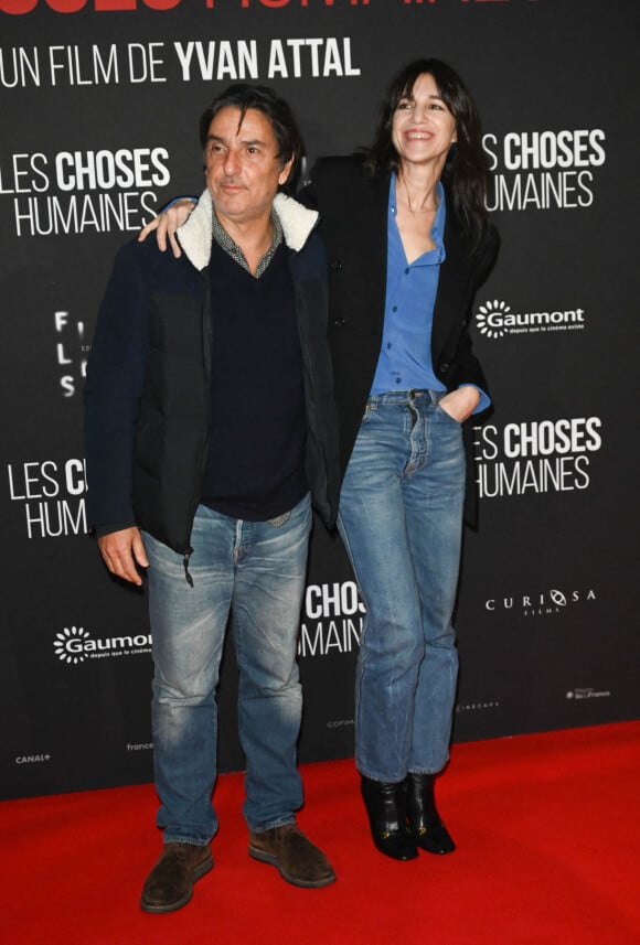 Yvan Attal et sa compagne Charlotte Gainsbourg - Avant-première du film "Les Choses Humaines" au cinéma UGC Normandie à Paris le 23 novembre 2021. © Coadic Guirec/Bestimage 