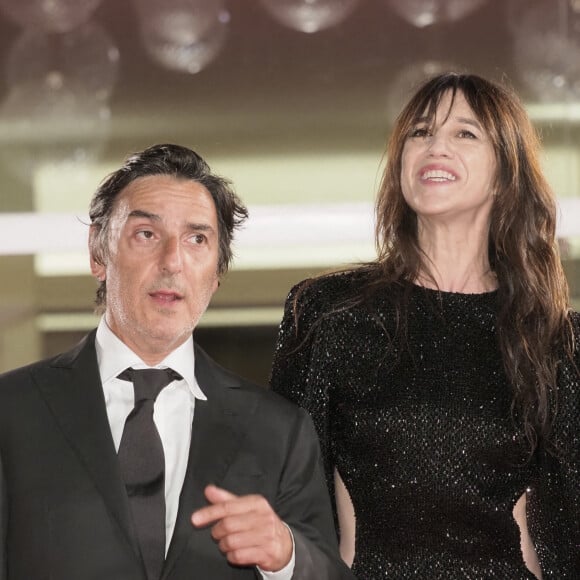 Charlotte Gainsbourg et son compagnon Yvan Attal à la première de "Les Choses Humaines" au 78ème Festival International du Film de Venise (Mostra), le 9 septembre 2021. 