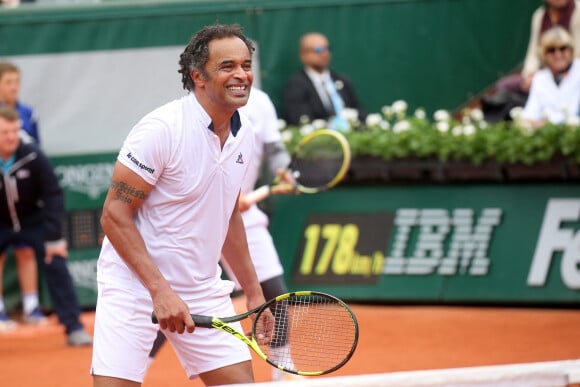 Yannick Noah - Yannick Noah dispute le trophée des légendes devant sa famille lors des internationaux de France de tennis à Roland Garros à Paris. © Moreau - Jacovides / Bestimage 