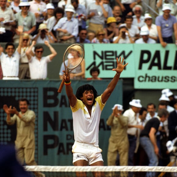 Archives - Victoire de Yannick Noah en finale de Roland Garros face au suédois Mats Wilander, le 5 juin 1983. © Tennis Magazine / Panoramic / Bestimage  Archives - Victory of Yannick Noah in the final of Roland Garros against Swedish Mats Wilander, June 5, 1983. 