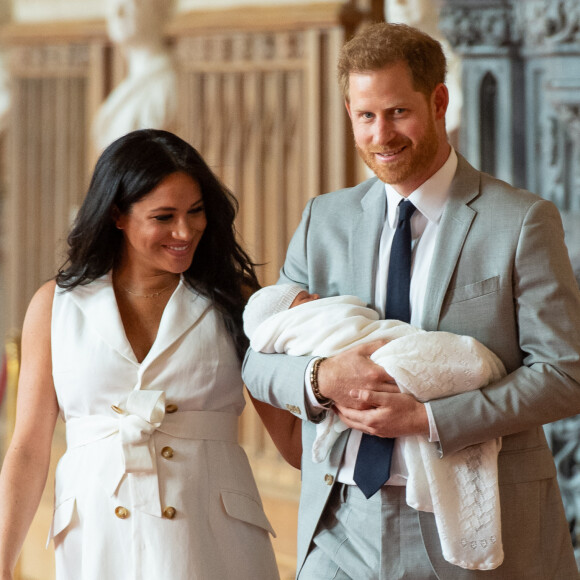 Info du 6 juin 2021 - Le Prince Harry et sa femme Meghan Markle annoncent la naissance de leur fille Lilibet Diana - Info - Le prince Harry et Meghan Markle lancent leur association caritative Archewell - Le prince Harry et Meghan Markle, duc et duchesse de Sussex, présentent leur fils Archie dans le hall St George au château de Windsor le 8 mai 2019.
