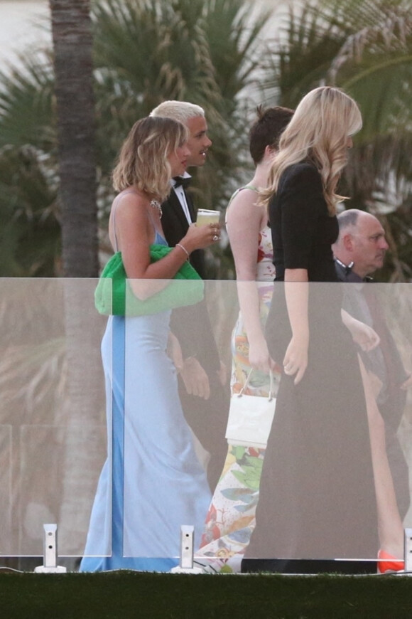 Romeo Beckham et sa compagne Mia Regan - Les invités lors de la cérémonie de mariage de Brooklyn Beckham et Nicola Peltz à Palm Beach en Floride le 9 avril 2022. 