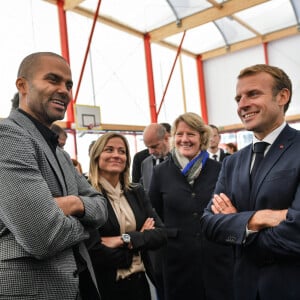 Le President de la République française Emmanuel Macron, accompagné par le ministre de l'Education nationale, de la Jeunesse et des Sports, Jean-Michel Blanquer, Roxana Maracineanu, ministre déléguee, charée des Sports, la maire de Tremblay en France, François Asensi, Tony Estanguet, président du comité d'organisation des Jeux Olympiques et Paralympiques 2024, Tony Parker, Clémentine Autain, visite la halle sportive et échanger avec des jeunes usagers et présidents de fédérations sportives de handball, de judo, de basket et de tennis dans le cadre de son déplacement consacré aux Jeux Olympiques et Paralympiques de Paris 2024, à Tremblay-en-France, Seine-Saint-Denis, France, le 14 octobre 2021. © Isabelle Harsin/Pool/Bestimage