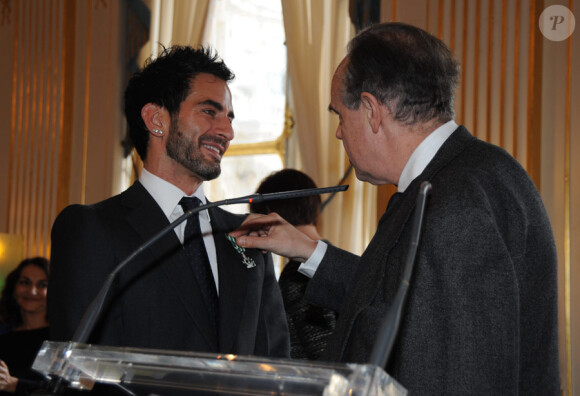 Marc Jacobs fait chevalier dans l'ordre des Arts et des Lettres par Frédéric Mitterrand. Le 22 janvier 2010