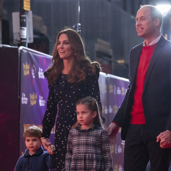 Le prince William, duc de Cambridge, et Catherine (Kate) Middleton, duchesse de Cambridge, avec leurs enfants le prince George, la princesse Charlotte et le prince Louis ont assisté à un spectacle donné en l'honneur des personnes qui ont été mobilisées pendant la pandémie au Palladium à Londres, Royaume Uni, le 11 décembre 2020. 