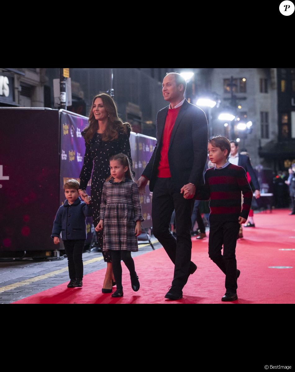 Le prince William, duc de Cambridge, et Catherine (Kate) Middleton, duchesse de Cambridge, avec leurs enfants le prince George, la princesse Charlotte et le prince Louis ont assisté à un spectacle donné en l'honneur des personnes qui ont été mobilisées pendant la pandémie au Palladium à Londres, Royaume Uni, le 11 décembre 2020.