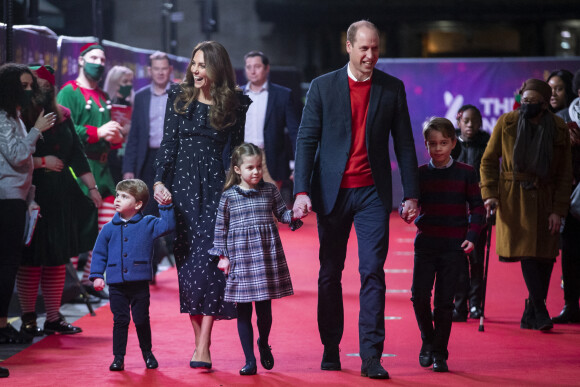 Le prince William, duc de Cambridge, et Catherine (Kate) Middleton, duchesse de Cambridge, avec leurs enfants le prince George, la princesse Charlotte et le prince Louis ont assisté à un spectacle donné en l'honneur des personnes qui ont été mobilisées pendant la pandémie au Palladium à Londres, Royaume Uni, le 11 décembre 2020. 