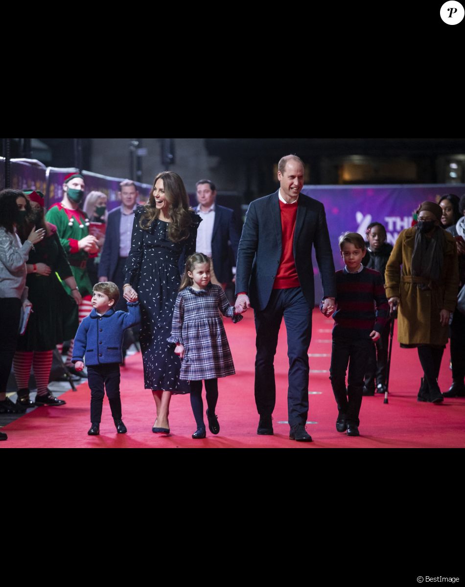 Le prince William, duc de Cambridge, et Catherine (Kate) Middleton, duchesse de Cambridge, avec leurs enfants le prince George, la princesse Charlotte et le prince Louis ont assisté à un spectacle donné en l'honneur des personnes qui ont été mobilisées pendant la pandémie au Palladium à Londres, Royaume Uni, le 11 décembre 2020.