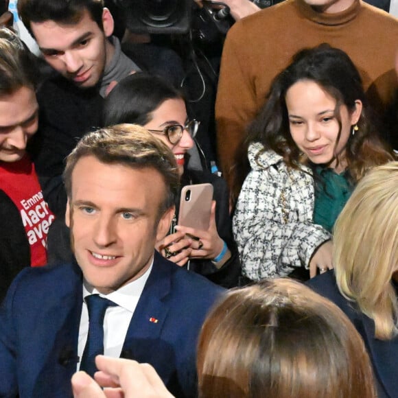 La première dame Brigitte Macron et le président Emmanuel Macron juste après son discours à l'issue du résultat du premier tour de l'élection présidentielle à Paris Expo porte de Versailles le 10 avril 2022.