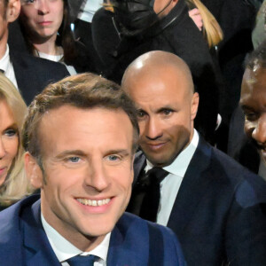 La première dame Brigitte Macron et le président Emmanuel Macron juste après son discours à l'issue du résultat du premier tour de l'élection présidentielle à Paris Expo porte de Versailles le 10 avril 2022.