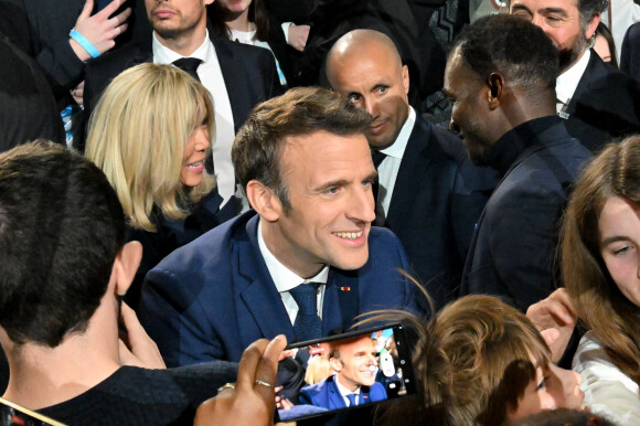 La première dame Brigitte Macron et le président Emmanuel Macron juste après son discours à l'issue du résultat du premier tour de l'élection présidentielle à Paris Expo porte de Versailles le 10 avril 2022.