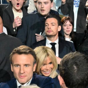 La première dame Brigitte Macron et le président Emmanuel Macron juste après son discours à l'issue du résultat du premier tour de l'élection présidentielle à Paris Expo porte de Versailles le 10 avril 2022.